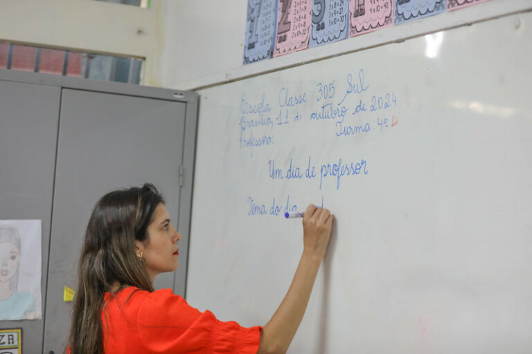 Secretaria de Educação do DF deve lançar edital para professores temporários nesta terça (5/8)