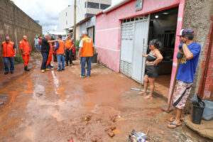 Chuva forte alaga Sol Nascente e mobiliza força-tarefa do GDF