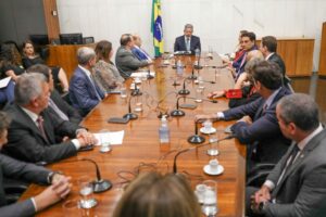 Ibaneis e Lira discutem corte no FCDF