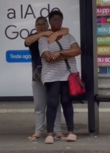Vídeo: Polícia liberta mulher feita refém em ponto de ônibus