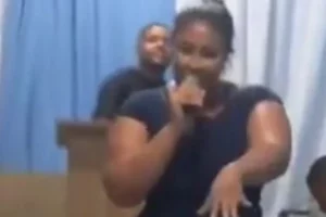Traição no altar: mulher expõe pastor em culto; veja vídeo