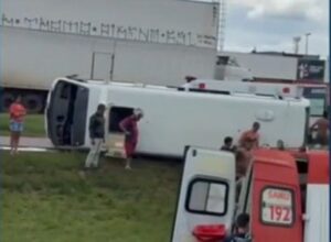 Micro-ônibus capota na BR-070 e deixa 20 feridos; cinco em estado grave