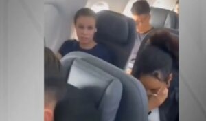 Polêmica em voo: Mulher é criticada após recusar troca de lugar com criança, assista ao vídeo