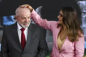 Janja, sem cargo, surfa em discurso de ódio e amor no Planalto