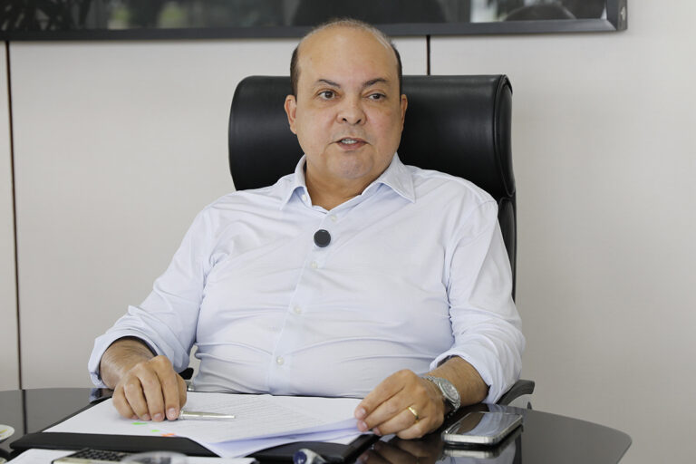 Ibaneis contingencia R$ 1 bilhão para equilibrar contas do DF