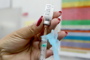 Fiocruz alerta para alta de internações por gripe e VSR em crianças e idosos