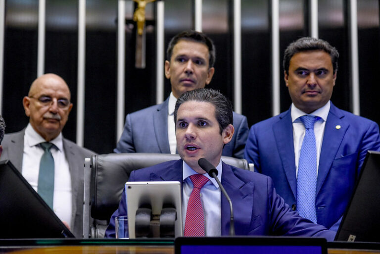Hugo Motta barra sessão em homenagem a Bolsonaro