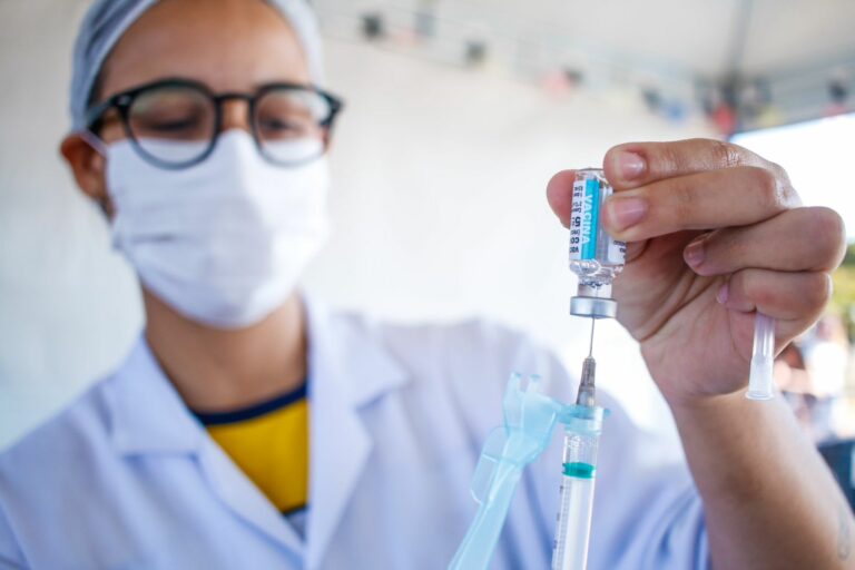 Brasil firma parceria com empresa indiana para fortalecer produção nacional de vacinas