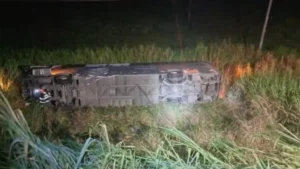 Ônibus cai em ribanceira na Dutra: 1 morto e 26 feridos