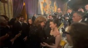 Fernanda Torres parabeniza Mikey Madison após Oscar de melhor atriz