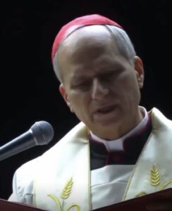 Devotos unidos rezam pelo Papa na Praça São Pedro