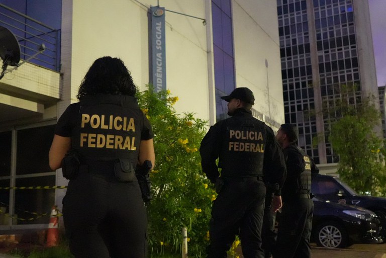 Sem pedir, sem dó: R$ 6,3 bi sugados de aposentados