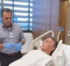 Após cirurgia, Bolsonaro exibe retirada de sonda