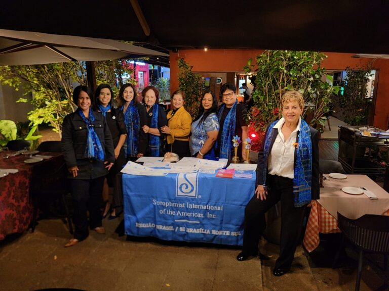 Soroptimistas entregam prêmio a mãe de autistas