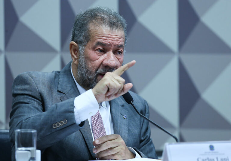 Crise no INSS leva à queda de Carlos Lupi, ministro da Previdência