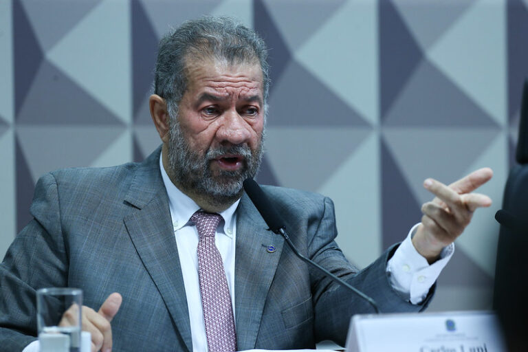Ministro Carlos Lupi cai após escândalo bilionário de fraudes no INSS