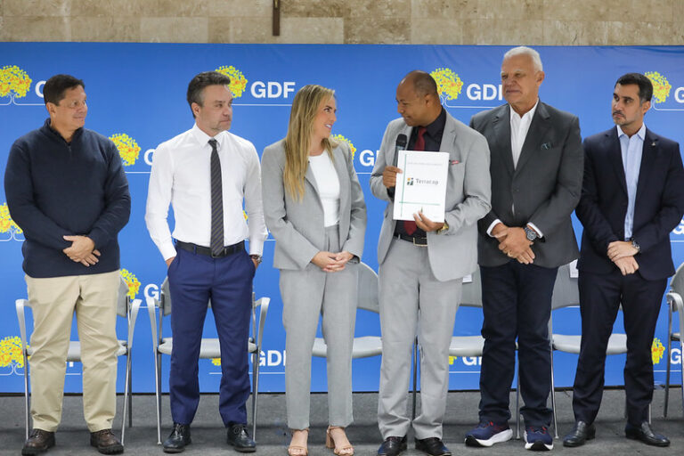 GDF entrega mais 33 escrituras a igrejas, templos e entidades sociais