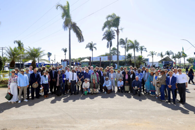 Diplomatas visitam AgroBrasília e se surpreendem com setor no DF