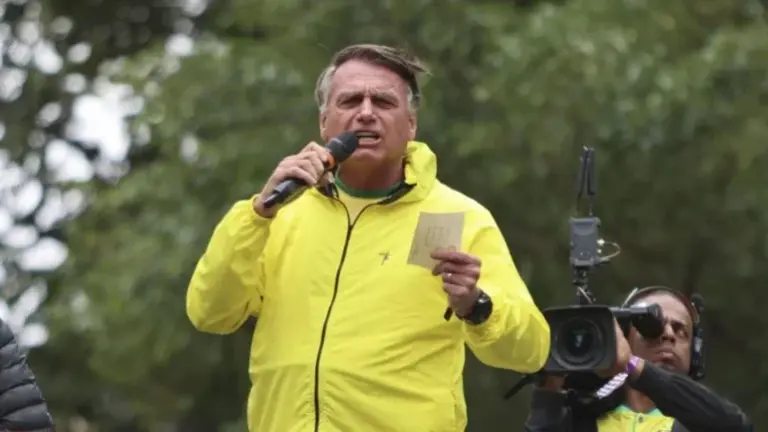 Bolsonaro reaviva 8/1 em 'Caminhada Pacífica' pela Anistia