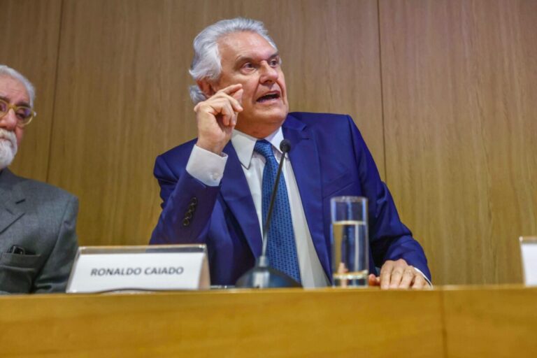 Caiado cobra foco no povo e exibe avanços de Goiás em evento da FHC