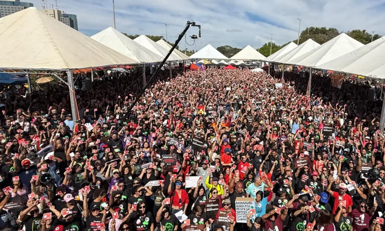 Governo do DF vai à Justiça contra greve de professores por considerar movimento abusivo
