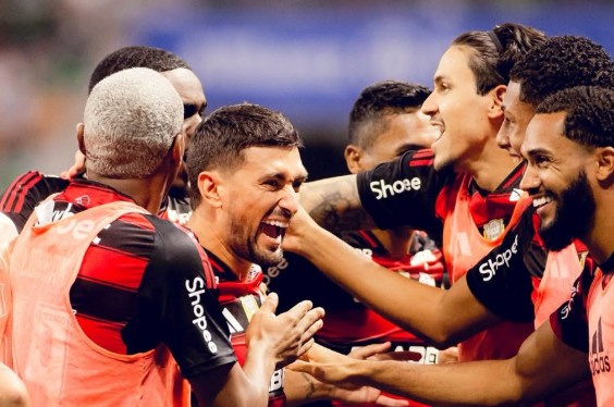Flamengo vence o Palmeiras e cola na liderança do Brasileirão