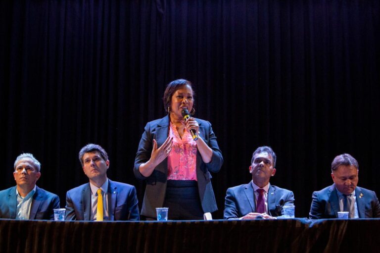 Sobradinho celebra 65 anos com noite de homenagens e memórias no teatro da cidade
