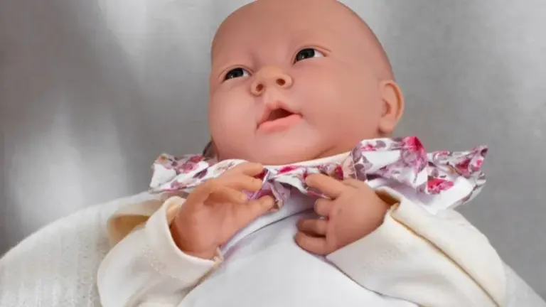 Mulher tenta vacinar boneca reborn e causa confusão em UBS