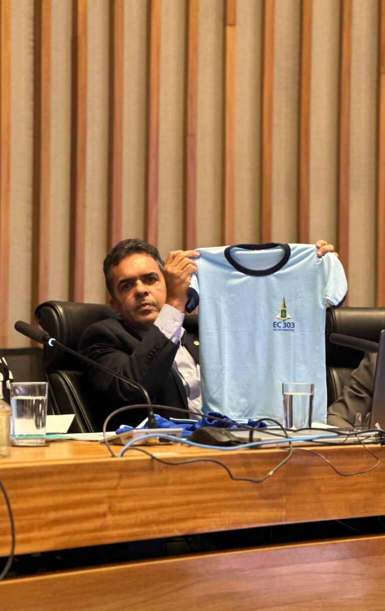 Ricardo Vale comemora avanço do Cartão Uniforme Escolar no DF