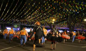 Lojistas otimistas e consumidores animados para festas juninas