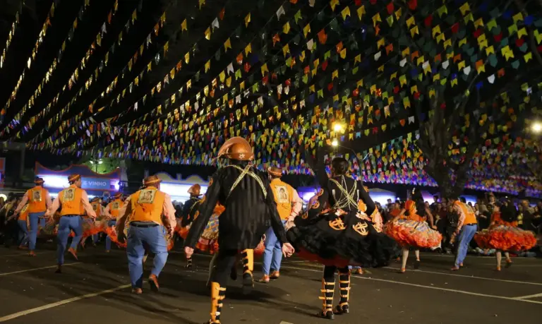 Lojistas otimistas e consumidores animados para festas juninas