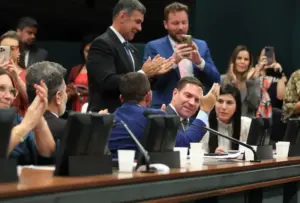 Câmara tenta barrar processo contra Bolsonaro e aliados, mas juristas veem “manobra inconstitucional”