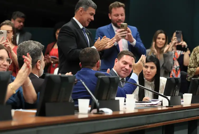 Câmara tenta barrar processo contra Bolsonaro e aliados, mas juristas veem “manobra inconstitucional”