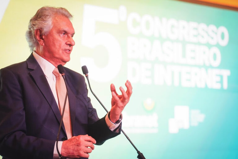 Caiado defende política aberta de inteligência artificial
