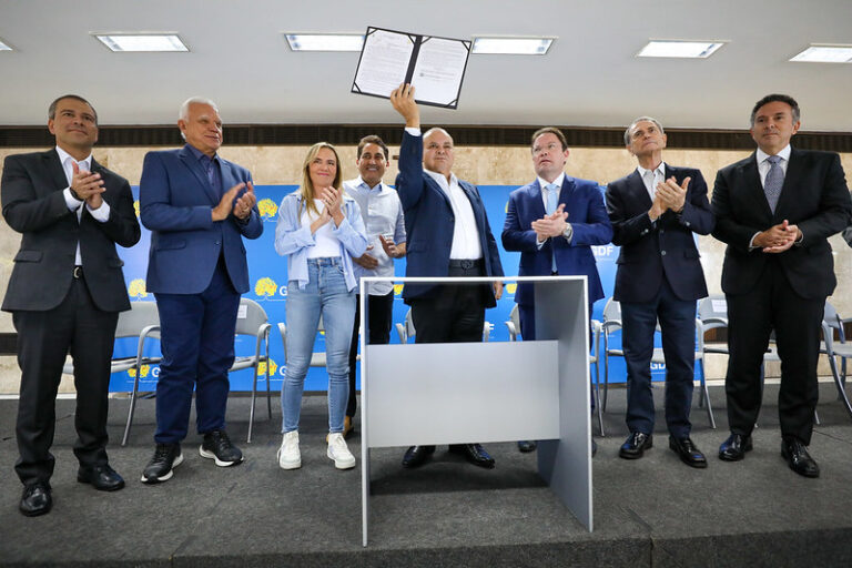 Ibaneis Rocha sanciona lei pioneira que facilita quitação de dívidas com o GDF