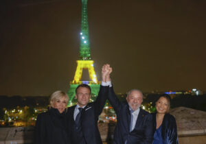Lula e Macron posam juntos na Torre Eiffel iluminada de verde e amarelo