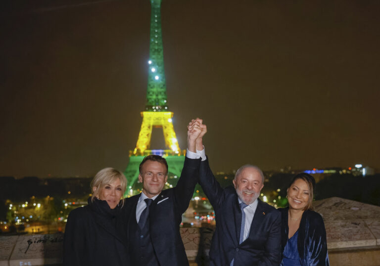Lula e Macron posam juntos na Torre Eiffel iluminada de verde e amarelo