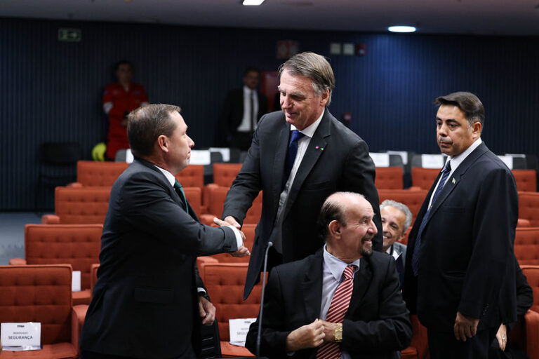 “Chega dessa farsa”, diz Bolsonaro sobre Mauro Cid