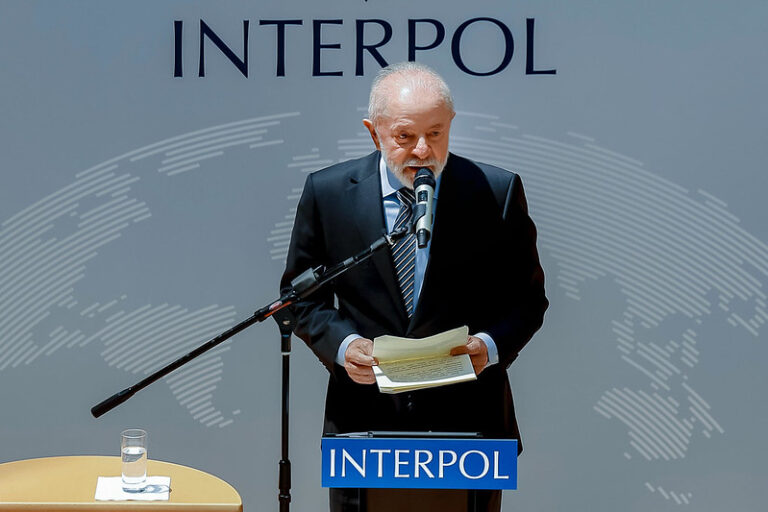 A medalha da Interpol a Lula: Honraria ou ironia histórica?