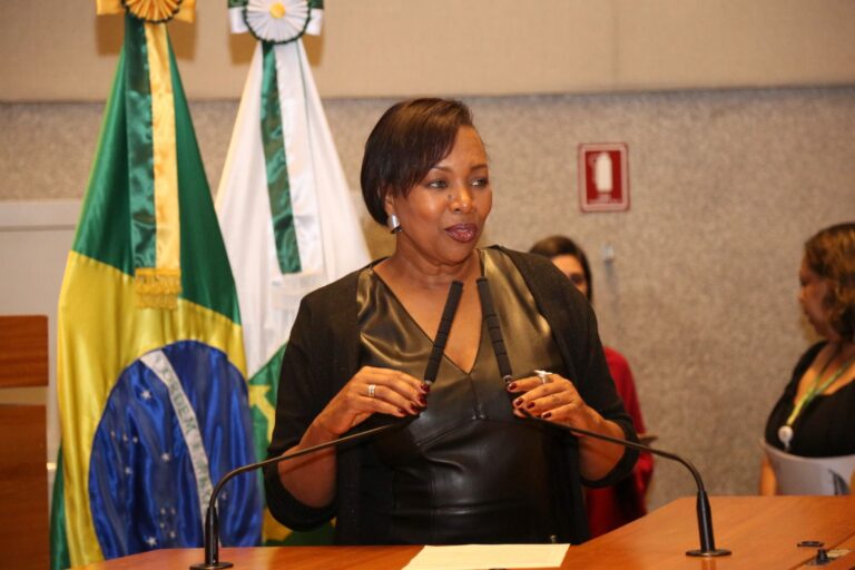 Doutora Jane exalta imprensa em sessão histórica