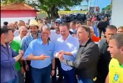Bolsonaro condecora Kassab com medalha “imbrochável”