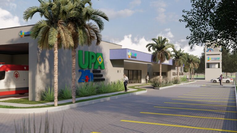 Investimento de R$ 117 milhões viabiliza unidades modernas e sustentáveis; expectativa é gerar mais de 3 mil empregos e ampliar acesso à saúde  Texto: O Governo do Distrito Federal (GDF) assinou, na noite desta quarta-feira (4), os contratos para a construção de seis das sete novas Unidades de Pronto Atendimento (UPAs) que vão reforçar a rede pública de saúde do DF. As novas estruturas serão erguidas nas regiões de Sol Nascente/Pôr do Sol, Taguatinga Sul, Estrutural, Água Quente, Guará e Águas Claras, sob responsabilidade do Instituto de Gestão Estratégica de Saúde (IgesDF).  A sétima unidade, prevista para Arapoanga, ainda aguarda formalização contratual. A empresa vencedora da licitação desistiu do certame, e a segunda colocada será convocada nos próximos dias para assinatura.  Segundo o governador Ibaneis Rocha, o investimento de R$ 117 milhões representa o maior pacote de expansão da rede de urgência e emergência do DF em anos. “Estamos dando as condições para que a saúde do DF continue evoluindo. Essas UPAs chegam em cidades que ainda não tinham esse tipo de equipamento público”, afirmou o chefe do Executivo local.  As unidades terão construção simultânea, com cronograma físico-financeiro definido e repasses mensais atrelados ao andamento das obras. A previsão é que cada unidade gere de 100 a 150 empregos diretos e de 300 a 400 empregos indiretos, podendo alcançar, no total, até 1.050 empregos diretos e 2.800 indiretos.  As UPAs serão do porte 3, o maior na classificação do Ministério da Saúde, com 2.632 m² de área construída, 65 leitos (adulto e pediátrico), consultórios, salas de estabilização, isolamento, curativos, laboratório, farmácia, brinquedoteca, refeitório e áreas de apoio aos profissionais.  O presidente do IgesDF, Cleber Monteiro, destacou que os projetos foram desenvolvidos com tecnologia BIM (Modelagem da Informação da Construção), o que permite mais agilidade, precisão e economia na execução. As unidades também terão infraestrutura moderna e sustentável, com climatização central, energia fotovoltaica, geradores e sistemas que garantem funcionamento ininterrupto.  “É um compromisso firmado com a população. Trabalhamos junto à Secretaria de Saúde, Segov, Procuradoria e Tribunal de Contas para garantir total transparência e celeridade ao processo”, reforçou Monteiro.  Além das novas UPAs, o GDF já executa a construção de três hospitais públicos. Atualmente, a rede conta com 13 UPAs, sendo sete delas entregues entre 2021 e 2022. Com a expansão, o DF passará a contar com 20 unidades de pronto atendimento funcionando 24 horas por dia, sete dias por semana.  Essas estruturas atuam como elo entre as Unidades Básicas de Saúde (UBSs) e os hospitais, oferecendo atendimento imediato em casos como febre persistente, fraturas, crises hipertensivas, falta de ar e outros agravos. O atendimento será humanizado e completo, com exames como raio-X, eletrocardiograma e laboratório básico.  As equipes que atuarão nas novas UPAs serão selecionadas em processos seletivos realizados paralelamente às obras, garantindo que os serviços estejam prontos para funcionar assim que as unidades forem entregues.  “Estamos construindo mais que equipamentos. Estamos levando dignidade, saúde e cuidado para perto das pessoas”, concluiu o presidente do IgesDF.
