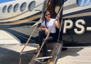Jovem piloto salva voo e vira heroína nacional