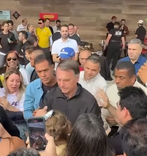 Vídeo: Bolsonaro passa mal e cancela agenda em Goiás