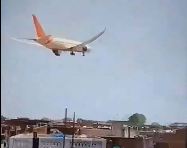 Vídeo: Avião cai na Índia com 242 a bordo