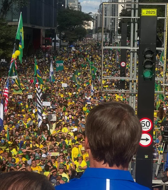 “Com 50% do Congresso, eu mudo o Brasil”, diz Bolsonaro na Paulista