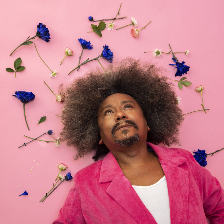 Chico César faz shows grátis no DF para celebrar 30 anos de álbum icônico