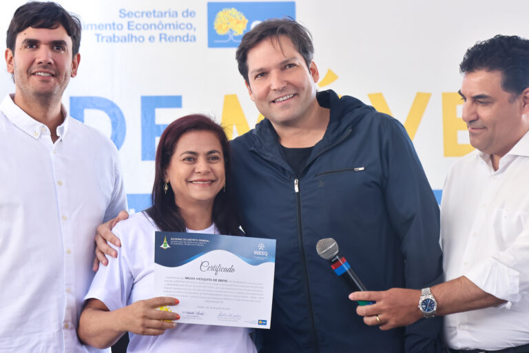 Mais de 600 alunos se formam pelo QualificaDF Móvel com apoio de deputados