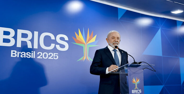 Trump impõe tarifa de 50% ao Brasil e pressiona STF por Bolsonaro após fala polêmica de Lula no BRICS