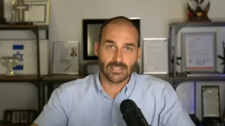 Eduardo Bolsonaro não volta e mira Moraes